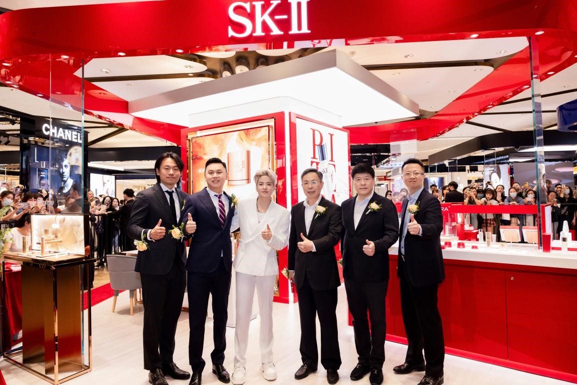 （左起：SK-II中国区销售总经理王宏伟，SK-II大中华区负责人、全球销售副总裁 Endy Wang王秉诚，SK-II品牌挚友Amber刘逸云，上海新世界股份有限公司副董事长总经理沈为民，上海东纺日化销售有限公司董事长翁志刚，上海新世界股份有限公司副总经理郭宇）