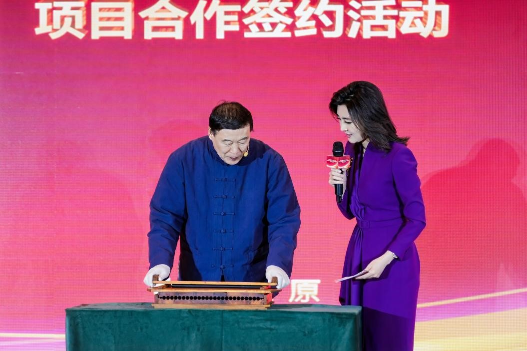 （图：龟龄集、定坤丹传统制作技艺国家级非遗项目传承人柳惠武展示搓丸工艺）
